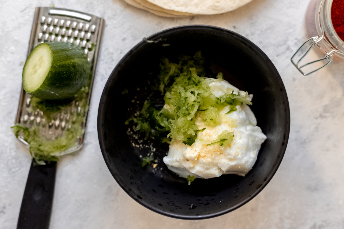 Τυλιχτό κεμπάπ με σάλτσα σκόρδου - προετοιμασία σάλτσας