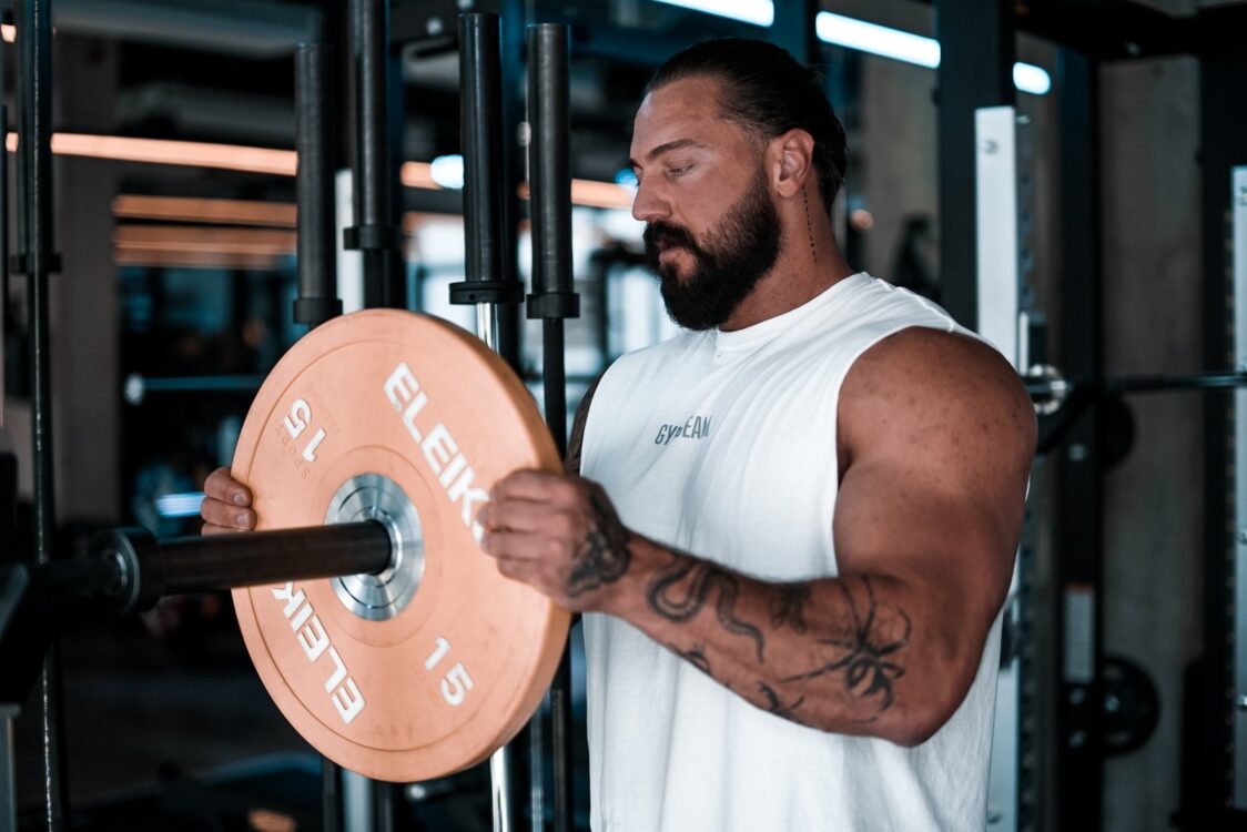 Πώς να γυμνάζεστε σωστά με μια μπάρα;