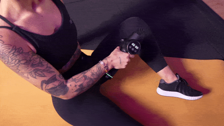 Χρησιμοποιώντας το πιστόλι μασάζ στο μπροστινό μέρος των μηρών