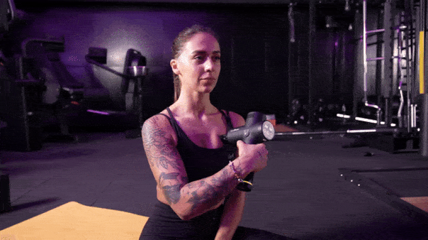 Χρήση του πιστολιού μασάζ στους μυς του στήθους