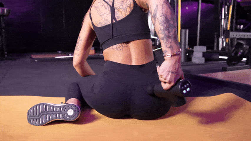 Χρήση του πιστολιού μασάζ στο κάτω μέρος της πλάτης