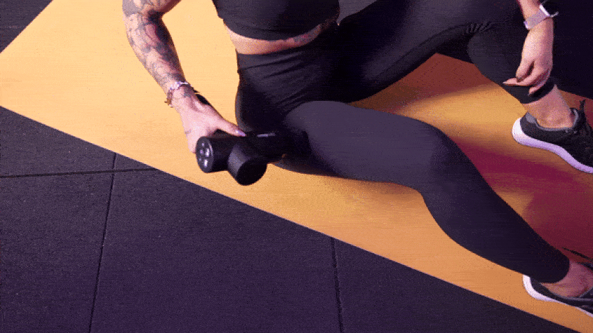 Χρήση του πιστολιού μασάζ στους εξωτερικούς μηρούς