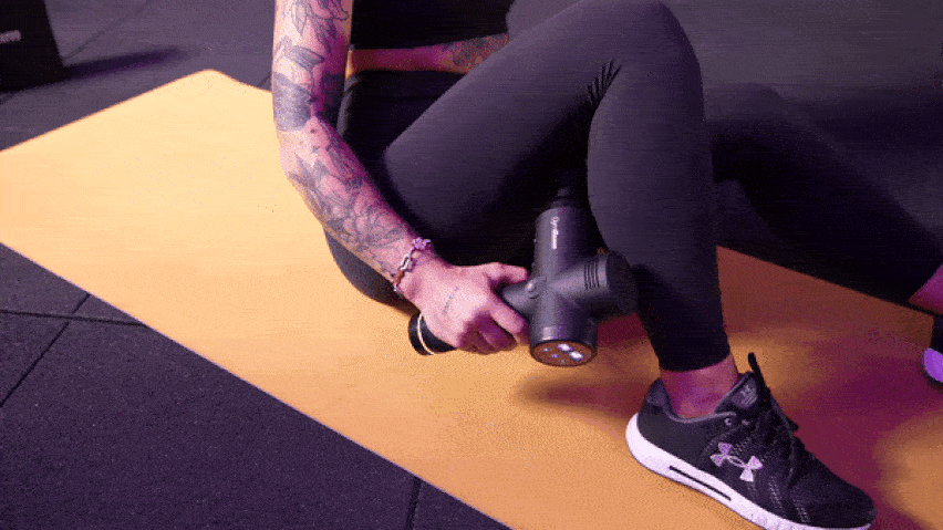 Χρήση του πιστολιού μασάζ στους οπίσθιους μηριαίους μηριαίους