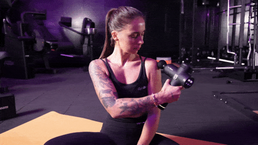 Χρήση του πιστολιού μασάζ στους ώμους