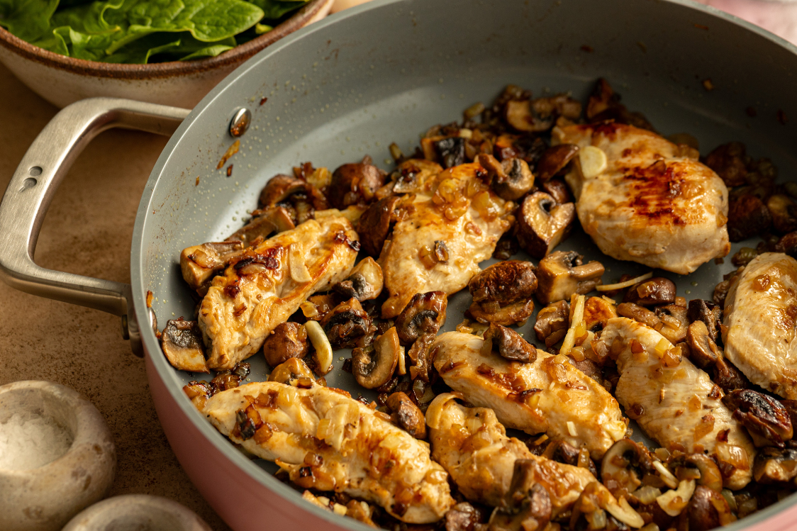 Στήθος κοτόπουλου με μανιτάρια - ψήσιμο του κρέατος Στήθος κοτόπουλου με μανιτάρια - ψήσιμο του κρέατος