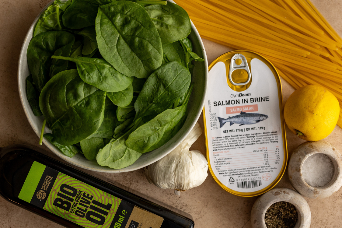 Ζυμαρικά με σπανάκι και σολομό - υλικά Ζυμαρικά με σπανάκι και σολομό - υλικά