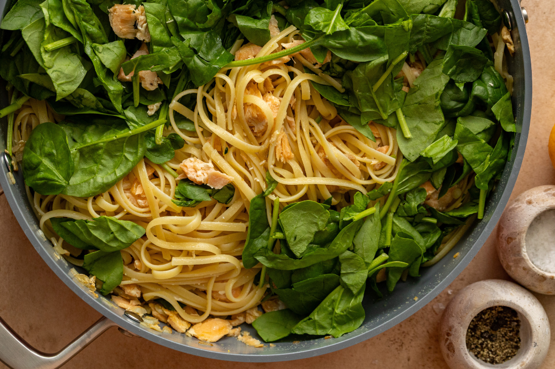 Ζυμαρικά με σπανάκι και σολομό - παρασκευή Ζυμαρικά με σπανάκι και σολομό - παρασκευή